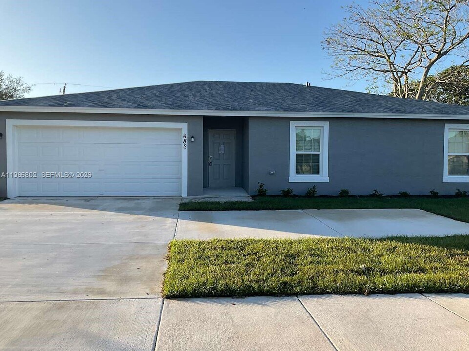 682 NW Floresta Dr in Port St. Lucie, FL - Building Photo