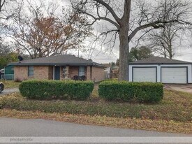 8121 Neville Ave in Hitchcock, TX - Building Photo