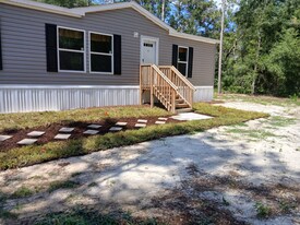 208 Dawn Ave in Interlachen, FL - Building Photo