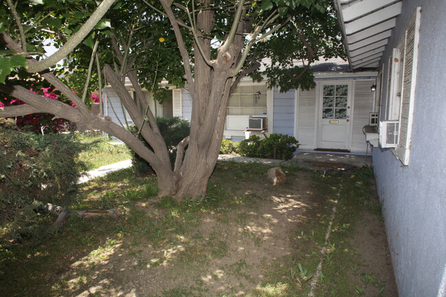 22715 Sherman Way in West Hills, CA - Building Photo - Building Photo