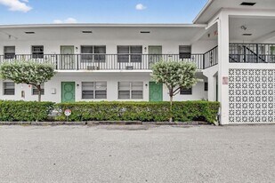 1406 Barton Rd, Unit 15 in Lake Worth Beach, FL - Building Photo