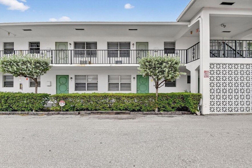 1406 Barton Rd, Unit 15 in Lake Worth Beach, FL - Building Photo