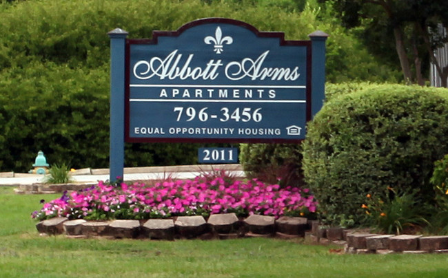 Abbott Arms Apartments in Cayce, SC - Building Photo - Building Photo