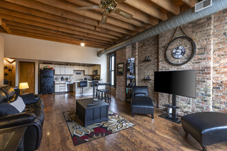 700 W Grand Ave, Unit 2E in Chicago, IL - Foto de edificio - Building Photo