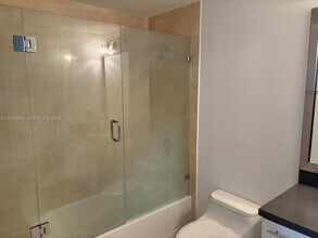 90 SW 3rd St, Unit 2111 in Miami, FL - Building Photo - Building Photo