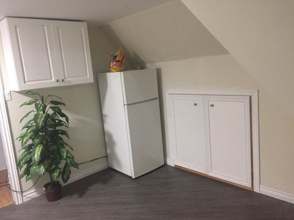 30 Blake St in Hamilton, ON - Building Photo