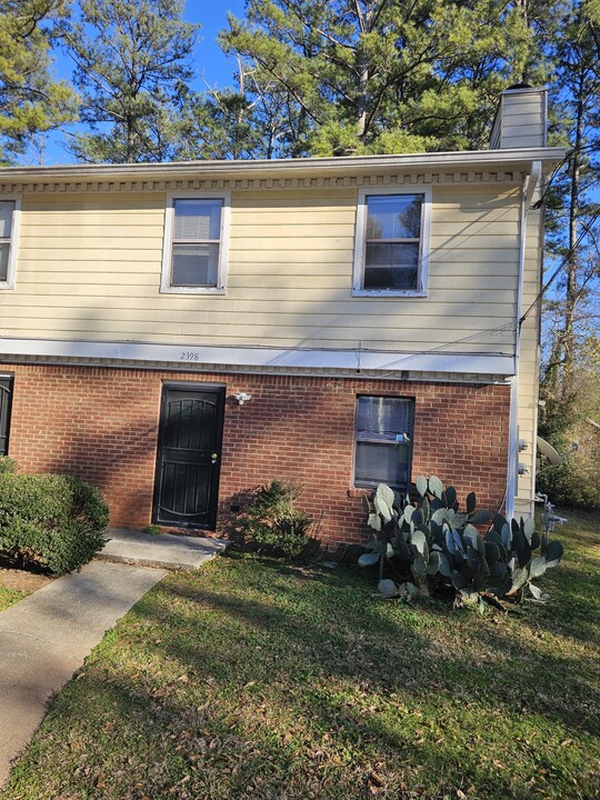 2398 Cragstone Ct in Lithonia, GA - Building Photo