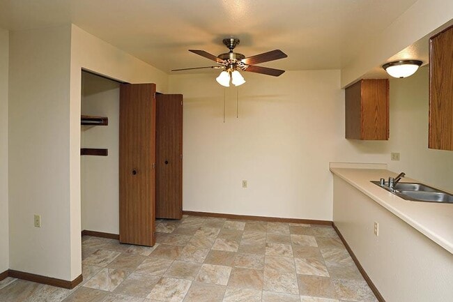 WESTWYNDE APARTMENTS in Manitowoc, WI - Building Photo - Building Photo