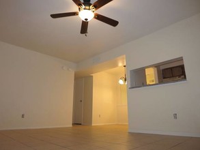 Ashford Meadows - New Paint, wash/dry, tile! in Houston, TX - Building Photo - Building Photo