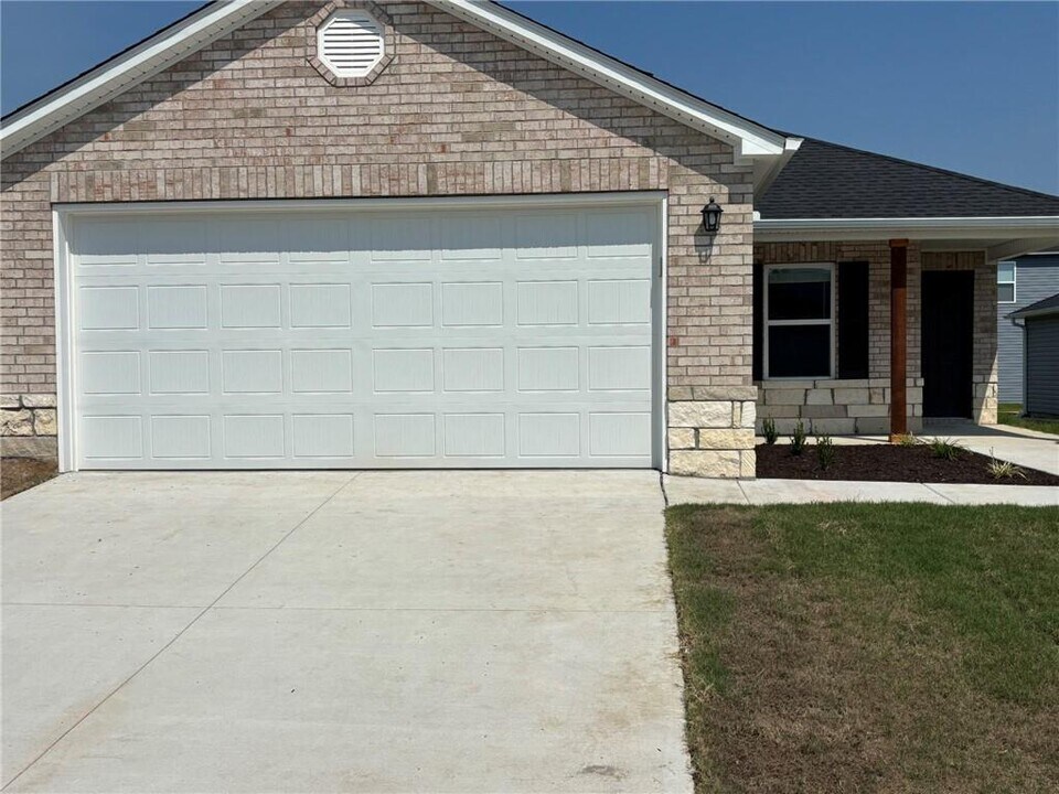 2550 E Meramec St in Fayetteville, AR - Building Photo