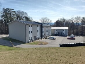 Carolina Drive - Greenville - 822 in Greeneville, TN - Building Photo - Interior Photo