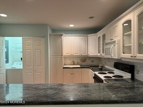 95 Lexington Ct in Red Bank, NJ - Building Photo - Building Photo