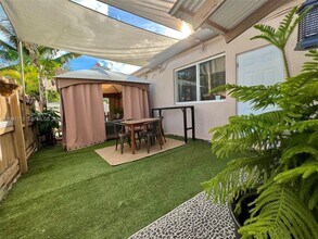 2040 NE 183rd St in North Miami Beach, FL - Building Photo - Building Photo