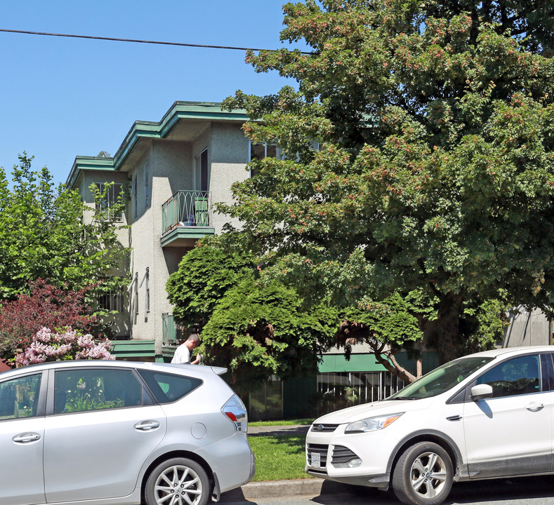 137 E 16th Ave in Vancouver, BC - Building Photo