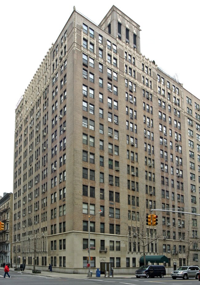 685 W End Ave in New York, NY - Building Photo - Building Photo