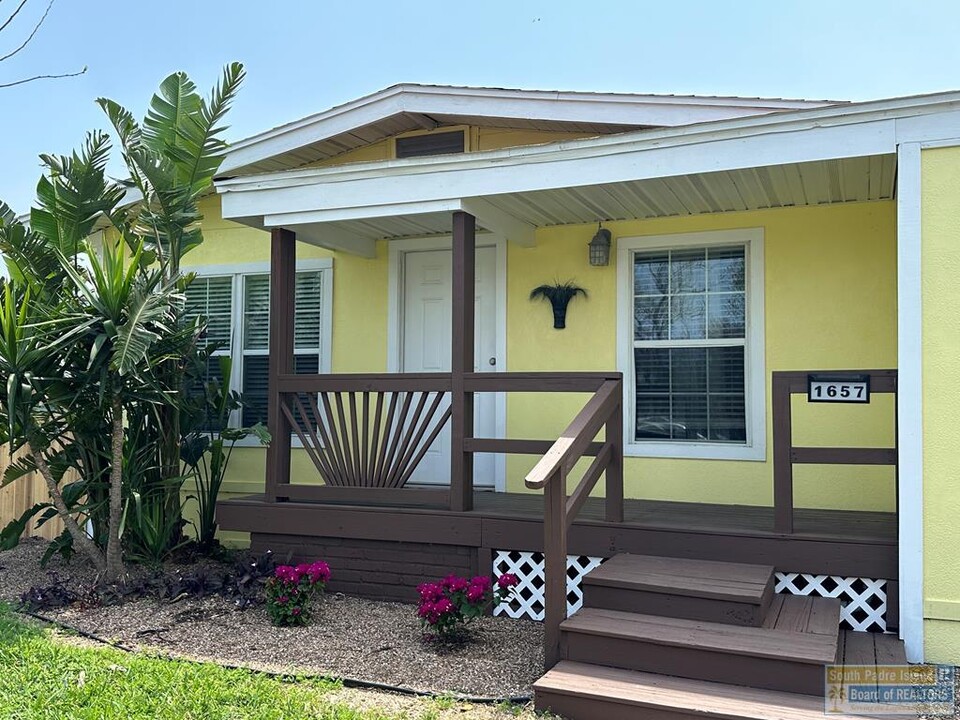1657 Oklahoma Ave in Port Isabel, TX - Building Photo