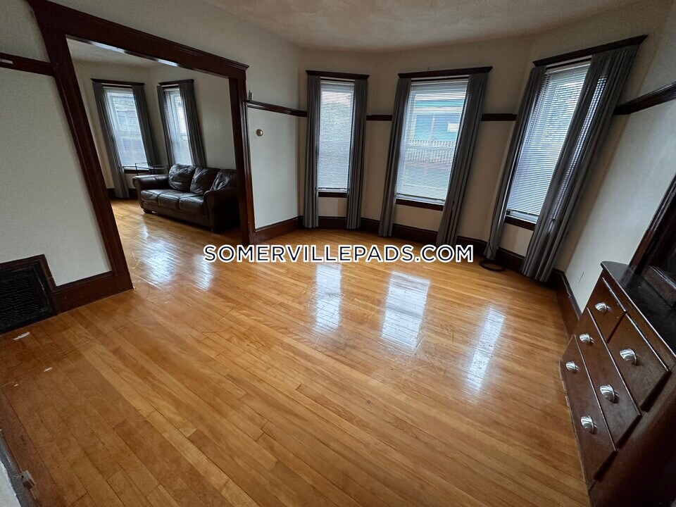 8 Maine Ave in Somerville, MA - Building Photo