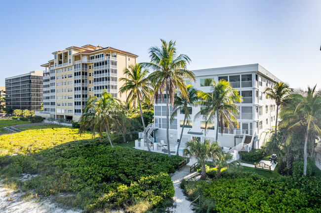 Sand Castle Condos in Naples, FL - Foto de edificio - Building Photo