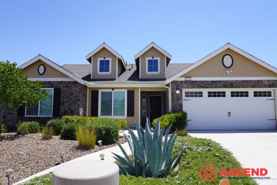 9403 Mountain Peak Ln in Shafter, CA - Foto de edificio