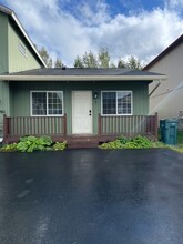 11701 Birch Trail Cir, Unit B in Anchorage, AK - Foto de edificio - Building Photo