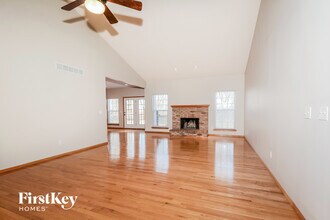 12 Fox Bluff Ct in St. Charles, MO - Foto de edificio - Building Photo