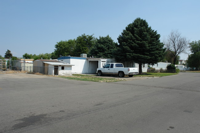 8417 W Fairview Ave in Boise, ID - Foto de edificio - Building Photo