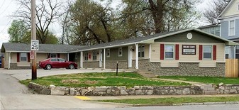 Walnut Courts Apartments in Springfield, MO - Building Photo