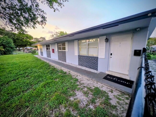 22-24 SW 10th St in Hallandale Beach, FL - Building Photo - Building Photo