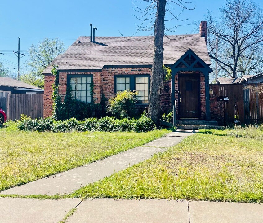 2303 17th St in Lubbock, TX - Building Photo