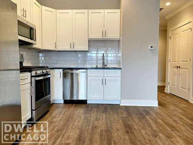 927 W Irving Park Rd in Chicago, IL - Building Photo - Building Photo