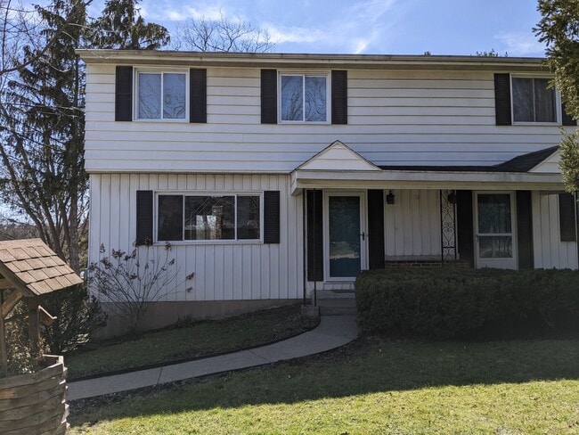 907 Hooper Rd in Endicott, NY - Building Photo - Building Photo