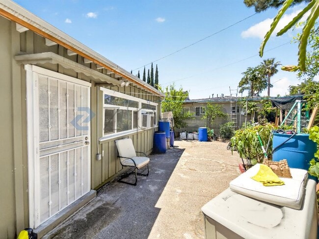 2755 Sanborn Ave in Montrose, CA - Building Photo - Building Photo