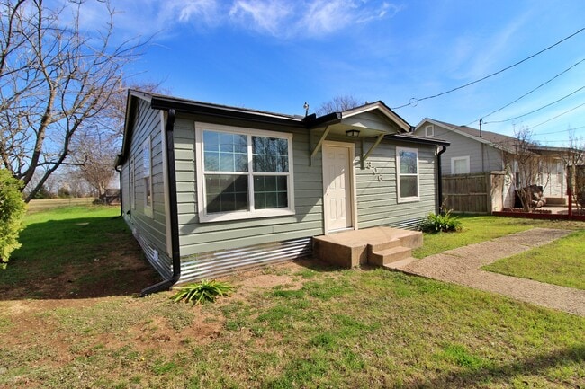 306 Pullen St in McGregor, TX - Building Photo - Building Photo