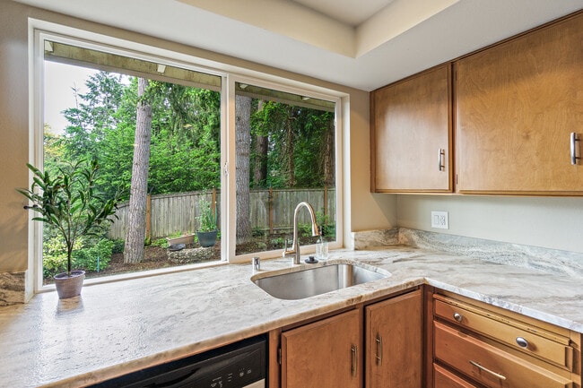 17215 NE 16th Pl in Bellevue, WA - Building Photo - Building Photo