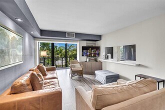 77 Crandon Blvd in Key Biscayne, FL - Building Photo - Building Photo