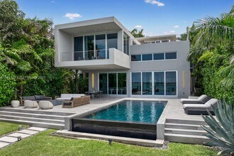 1379 N Venetian Way in Miami Beach, FL - Building Photo - Building Photo