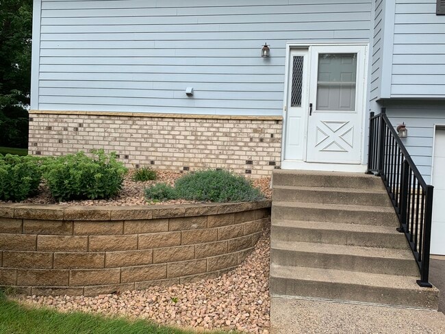 11101 Vessey Cir in Minneapolis, MN - Building Photo - Building Photo