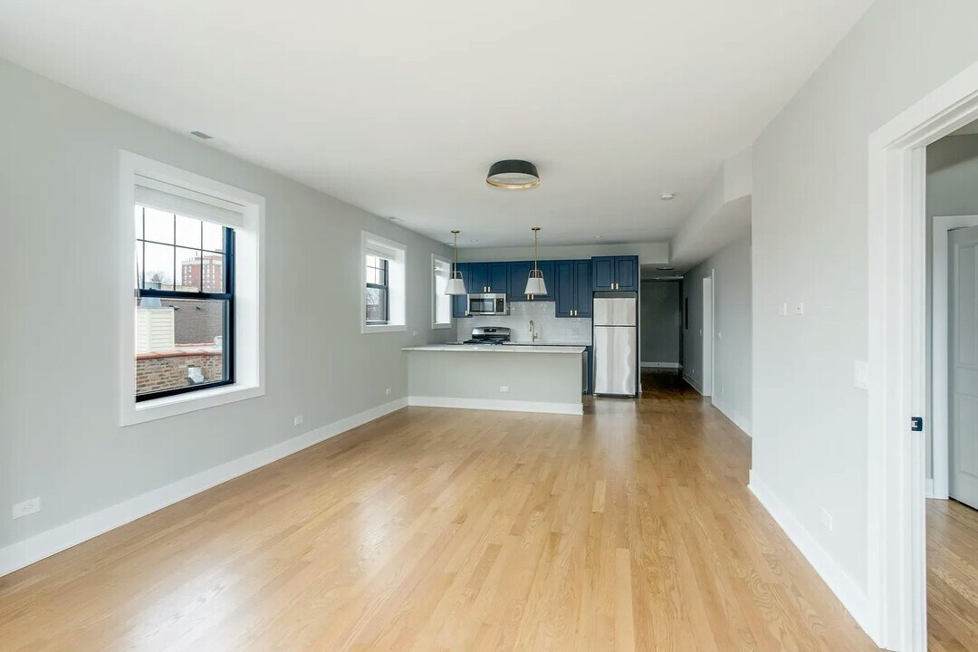 2032 W Montrose Ave in Chicago, IL - Building Photo