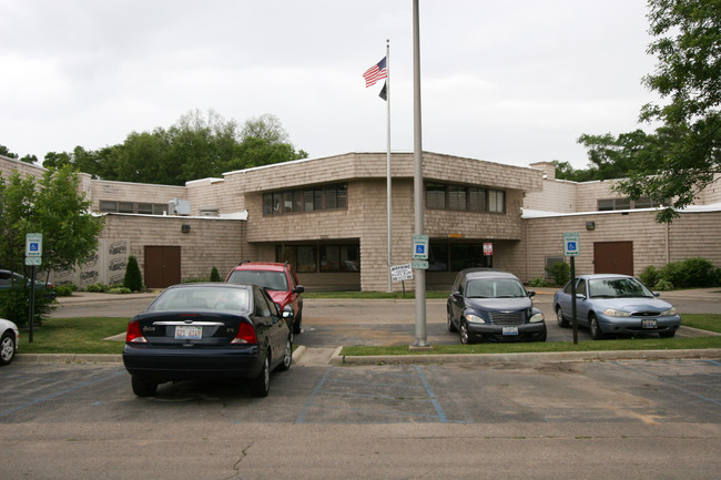 Collier Garden Apartments in Rockford, IL - Building Photo - Building Photo