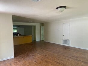 823 Monterrey St in Lockhart, TX - Building Photo - Building Photo