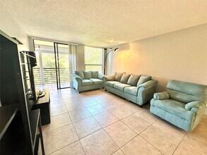 6701 N University Dr in Tamarac, FL - Foto de edificio - Building Photo