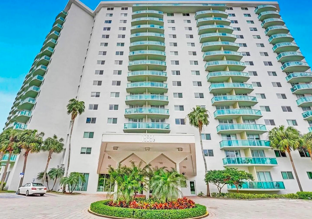 19380 Collins Ave, Unit #304 in Sunny Isles Beach, FL - Building Photo