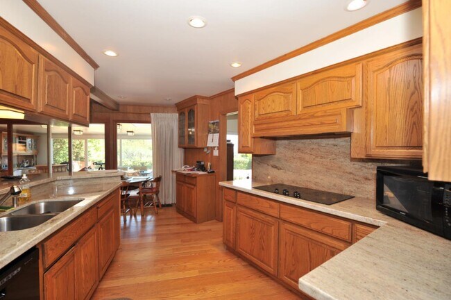 343 Moseley Rd in Hillsborough, CA - Building Photo - Building Photo