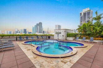 1717 N Bayshore Dr in Miami, FL - Building Photo - Building Photo