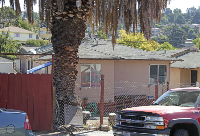 7022 Lacey Ave in Oakland, CA - Building Photo - Building Photo