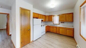 1943 E Capitol Ave in Bismarck, ND - Building Photo