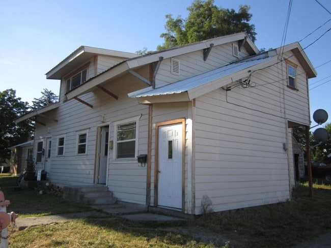 property at 109 E 5th St