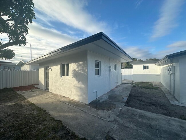 19710 NW 46th Ave in Miami Gardens, FL - Building Photo - Building Photo