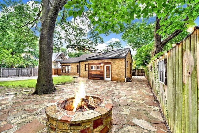 608 W Hopkins St in San Marcos, TX - Building Photo - Building Photo