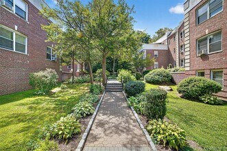 824 Palmer Rd in Bronxville, NY - Building Photo - Building Photo